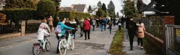  ?? Foto: Christoph Soeder, dpa ?? Menschengr­uppen zogen durch Teile von Berlin (hier Berlin-Rudow), um das Mädchen zu finden.