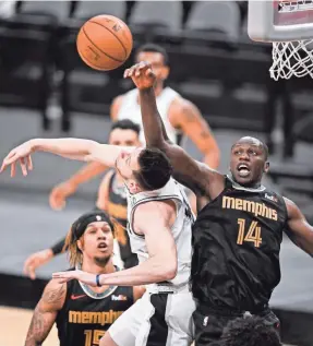  ?? DARREN ABATE/AP ?? Memphis Grizzlies' Gorgui Dieng, right, collides with San Antonio Spurs' Drew Eubanks during a game on Jan. 30.