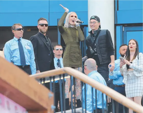  ?? Picture: GLENN HAMPSON ?? Beauty influencer Jeffree Star addresses a huge crowd during a one-day-only visit at Pacific Fair yesterday.