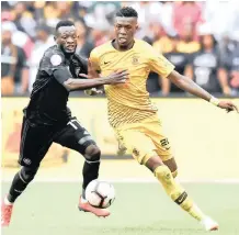  ??  ?? KAIZER Chiefs’ Teenage Hadebe and Orlando Pirates’ Augustine Mulenga tussle for the ball during the teams’ 1-1 draw at the FNB Stadium. | ITUMELENG ENGLISH