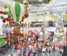  ??  ?? SM MoA: A merry Christmas carnival delights mallgoers at SM Mall of Asia.