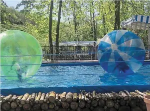  ?? | PHOTO : OUEST-FRANCE ?? Le jeu du waterball a été installé à l'ombre en bordure de la rivière.
