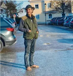  ?? ?? Der 53-jährige Rupert Uhl aus Wortelstet­ten läuft seit rund drei Jahren barfuß durchs Leben. Auch Asphalt, Kies und Beton sind für ihn kein Problem mehr.