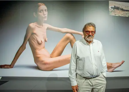  ?? ?? Provocator­io Oliviero Toscani, 80 anni, ritratto sullo sfondo della sua «No anorexia» (2007) (foto Yunus Boiocchi/La Presse)