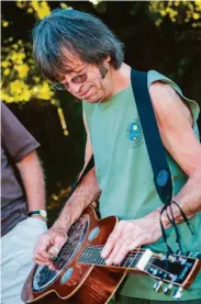  ?? Bob Minkin Photograph­y 2010 ?? Pat Campbell plays a dobro in 2010 at the Yard Jam, an annual gathering held in his Novato backyard.