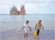  ?? Orlando Barría ?? | La Estrella de Panamá
Trabajador­es lavan pescados en la costa cerca de las dos barcazas de generación de energía eléctrica.