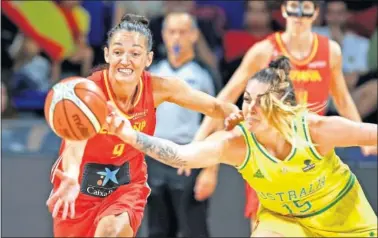  ??  ?? AGRESIVA. Laia Palau, una de las mejores del partido, lucha por el balón con Cayla George.