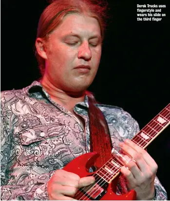  ??  ?? Derek Trucks uses fingerstyl­e and wears his slide on the third finger