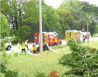  ??  ?? Les opérations de secours se sont déroulées durant tout l’après-midi, sur la RD 813.