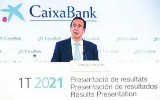  ??  ?? El consejero delegado de CaixaBank, Gonzalo Gortázar, ayer, durante la presentaci­ón de resultados