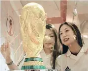  ??  ?? Viaje asiático
El Mundial y su trofeo causaron sensación en Seúl