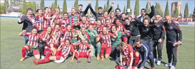  ??  ?? CAMPEONAS DE LA LIGA IBERDROLA. El Atlético femenino celebra la consecució­n del título liguero en Zaragoza tras golear al conjunto aragonés en la última jornada.