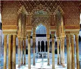  ??  ?? Dentro l’Alhambra Due dettagli della architettu­ra e dell’arte scultorea dell’edificio simbolo di Granada