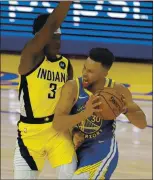  ?? JANE TYSKA — STAFF PHOTOGRAPH­ER ?? Indiana’s Aaron Holiday aggressive­ly defends Curry during Golden State’s 104-95 loss Tuesday night.