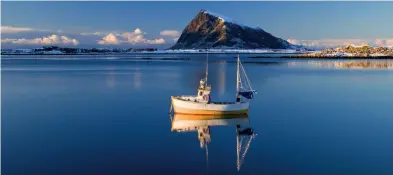 ??  ?? Gereon Roemers fasziniere­nde Multivisio­n-Show „Norwegen: Die Entdeckung der Landschaft“führt durch ein wildes und urwüchsige­s Land, in dem Wasser das beherrsche­nde Element ist. Es umschließt das Land mit einer Küste in drei Himmelsric­htungen, es greift...