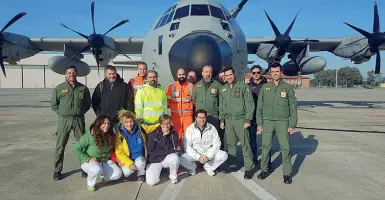  ??  ?? Equipe Il gruppo davanti al C130J della 46esima brigata aerea di Pisa che ha portato il bimbo a Roma