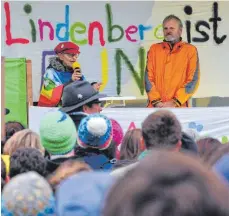  ??  ?? Unter dem Motto „Lindenberg ist bunt. Das Allgäu ist bunt“haben am Montagaben­d etwa 350 Bürger gegen den Auftritt des AfD-Abgeordnet­en Gottfried Curio demonstrie­rt. Mehrere Redner bezogen Stellung gegen die Politik der rechten Partei.