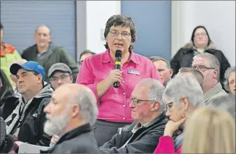  ?? ASHLEY THOMPSON ?? Brenda Main, executive director of the Canadian Mental Health Associatio­n – Kings County Branch, fields questions from the crowd at a community meeting the non-profit organizati­on recently hosted regarding a proposal to turn the Allen’s Motel property...