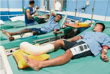  ??  ?? Recuperati­ng:
Wounded Philippine soldiers recovering at a military hospital in Manila. — AFP