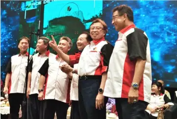  ??  ?? Abang Johari (second right) symbolical­ly launches the Sarawak Youth Day 2018. Also seen are (from right) Abdul Karim, Wong, Snowdan and others.