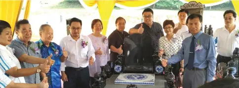  ??  ?? Chong (fourth left), Wong (fifth left), Siaw (seventh left), Tnay (eighth left) and others give the thumbs-up at the launching of Smart Zone AA.