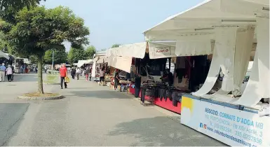  ??  ?? Stalli vuoti Al mercato di Calusco d’Adda, ieri mattina, diversi ambulanti non si sono presentati.A chi viene dall’altra parte dell’Adda il viaggio non conviene