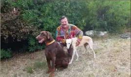  ?? (Photo Julien Banq) ?? Henry-Jean Servat et deux de ses cinq chiens, Luis Mariano, le doberman adopté dans un refuge, et Romina, la galga, apportée par l’associatio­n Lévriers sans frontières.