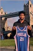  ??  ?? Joel Embiid, 23 anni, davanti al Tower Bridge di Londra