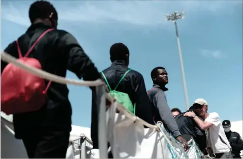  ?? FOTO: KENNY KARPOV/AP ?? Halvdelen af migrantern­e om bord på redningssk­ibet ”Aquarius”, som i sidste uge lagde til kaj i Spanien, ønsker at få deres asylsag behandlet i Frankrig.