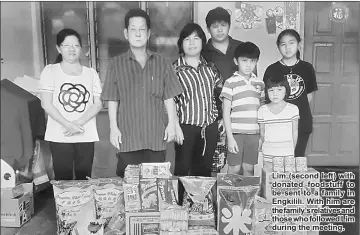  ??  ?? Lim (second left) with donated foodstuff to be sent to a family in Engkilili. With him are the family’s relatives and those who followed Lim during the meeting.