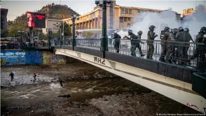  ??  ?? Un policía es sindicado de haber empujado a un joven al río Mapocho durante una manifestac­ión