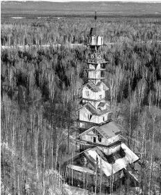  ??  ?? The quirky 185-ft edifice known as Goose Creek Tower looks like a bunch of houses built on top of each other.