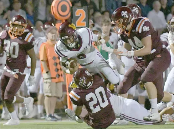  ?? WORSOM ROBINSON/FOR THE SUN-TIMES ?? Brother Rice’s K.J. Love (20) pulls down Loyola’s Trevor Cabanban on Friday night in a blowout win in which the Crusaders intercepte­d five passes.