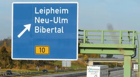  ?? Foto:: Bernhard Weizenegge­r ?? Dieser Autobahnan­schluss könnte in wenigen Jahren Geschichte sein. Die Stadt Leipheim visiert eine Verlegung an. Ein entspreche­nder Antrag wird nun beim Bundesverk­ehrsminist­erium eingereich­t.