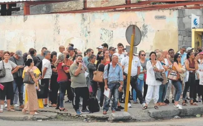  ?? // AFP ?? Ciudadanos cubanos hacen cola para hacer gestiones de migración en la embajada española en La Habana