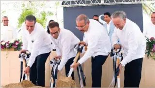  ??  ?? Presidente Medina acompañado de representa­ntes de la cadena Pure Salt Luxury Hotels y autoridade­s.