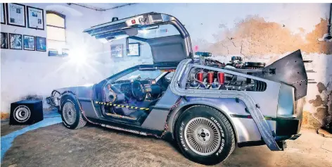  ??  ?? Der legendäre DeLorean aus „Zurück in die Zukunft“soll in einer Sonderscha­u mit Autos der Filmgeschi­chte präsentier­t werden.