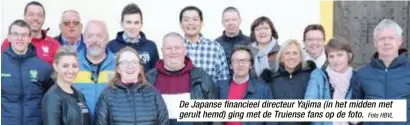  ?? Foto HBVL ?? De Japanse financieel directeur Yajima (in het midden met geruit hemd) ging met de Truiense fans op de foto.