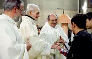  ??  ?? I doni Don Silvio Tronconi riceve i regali dei parrocchia­ni nella chiesa di San Domenico Savio