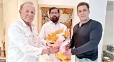  ?? ?? Maharashtr­a CM Eknath Shinde with actor Salman Khan and his father Salim Khan at their residence in Mumbai on Tuesday.