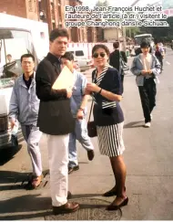  ??  ?? En 1998, Jean-François Huchet et l’auteure de l’article (à dr.) visitent le groupe Changhong dans le Sichuan.