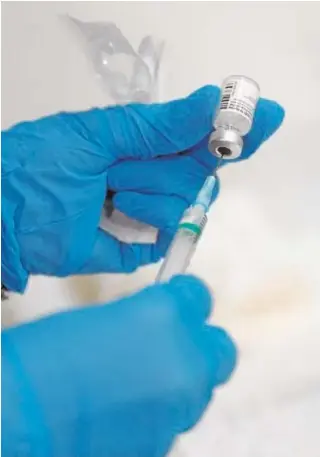  ?? EP ?? Extracción de una dosis de la vacuna de un vial de Pfizer