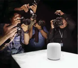  ??  ?? Der HomePod, Apples neues intelligen­tes Sound-System fürs Wohnzimmer, stahl allen anderen Ankündigun­gen auf der Entwickler­konferenz WWDC die Show.
