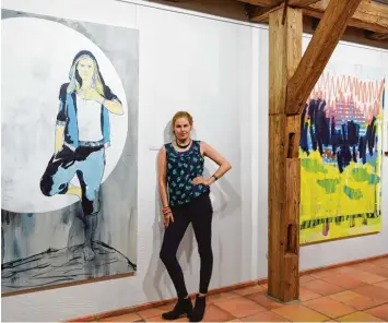  ?? Foto: Marcus Merk ?? Julia Winter stellt eine Auswahl ihrer Gemälde in der Schwäbisch­en Galerie des Volkskunde­museums Oberschöne­nfeld aus. Da runter sind neben abstrakten Farblandsc­haften (rechts) auch großformat­ige Selbstport­räts.