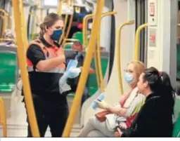  ??  ?? Reparto de mascarilla­s en el interior del Metro.