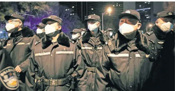  ?? FOTO: KOKI KATAOKA/DPA ?? China demonstrie­rt seine Staatsmach­t gegenüber den Demonstrie­renden wie hier in Peking mit unzähligen Polizeikrä­ften.