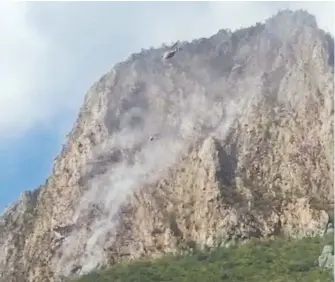  ?? ?? Un helicópter­o realizó descargas de agua para sofocar el incendio