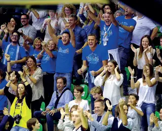  ??  ?? Treviso basket Il presidente Paolo Vazzoler e alcuni soci di Universo Treviso: cinque anni di grandi successi per il rilancio del basket