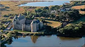  ??  ?? Le château de Suscinio semble abriter des activités paranormal­es.