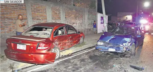  ??  ?? SAN SALVADOR SERGIO OSWALDO ERAZO Y ASTRID FLORES RODRÍGUEZ RESULTARON LESIONADOS CUANDO EL VEHÍCULO EN EL QUE SE CONDUCÍAN, P 437-228, FUE EMBESTIDO POR EL AUTOMÓVIL P 561-228, CONDUCIDO POR EDUARDO MARCELO VILLALOBOS, EN EL BULEVAR VENEZUELA.